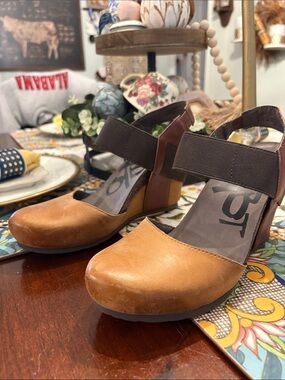 OTBT Women’s Rexburg Tan Brown Closed-Toe Wedge Sandals with Elastic Strap
